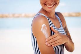 اسپری ضد آفتاب SPF 50 ، راز محافظت از پوست در برابر لک، پیری و آفتاب‌سوختگی